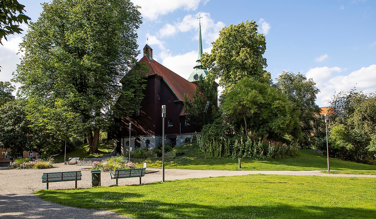 Intill Allhelgonakyrkan, en av Stockholms få kyrkor som är byggda i trä Hallandsgatan 30, 3tr