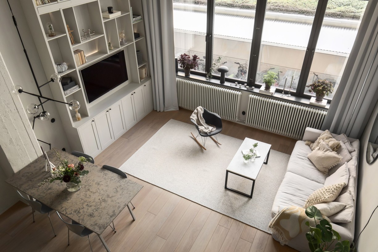 Sällskapsrum med 4,4 meter i tak och höga industrifönster Svarvargatan 7