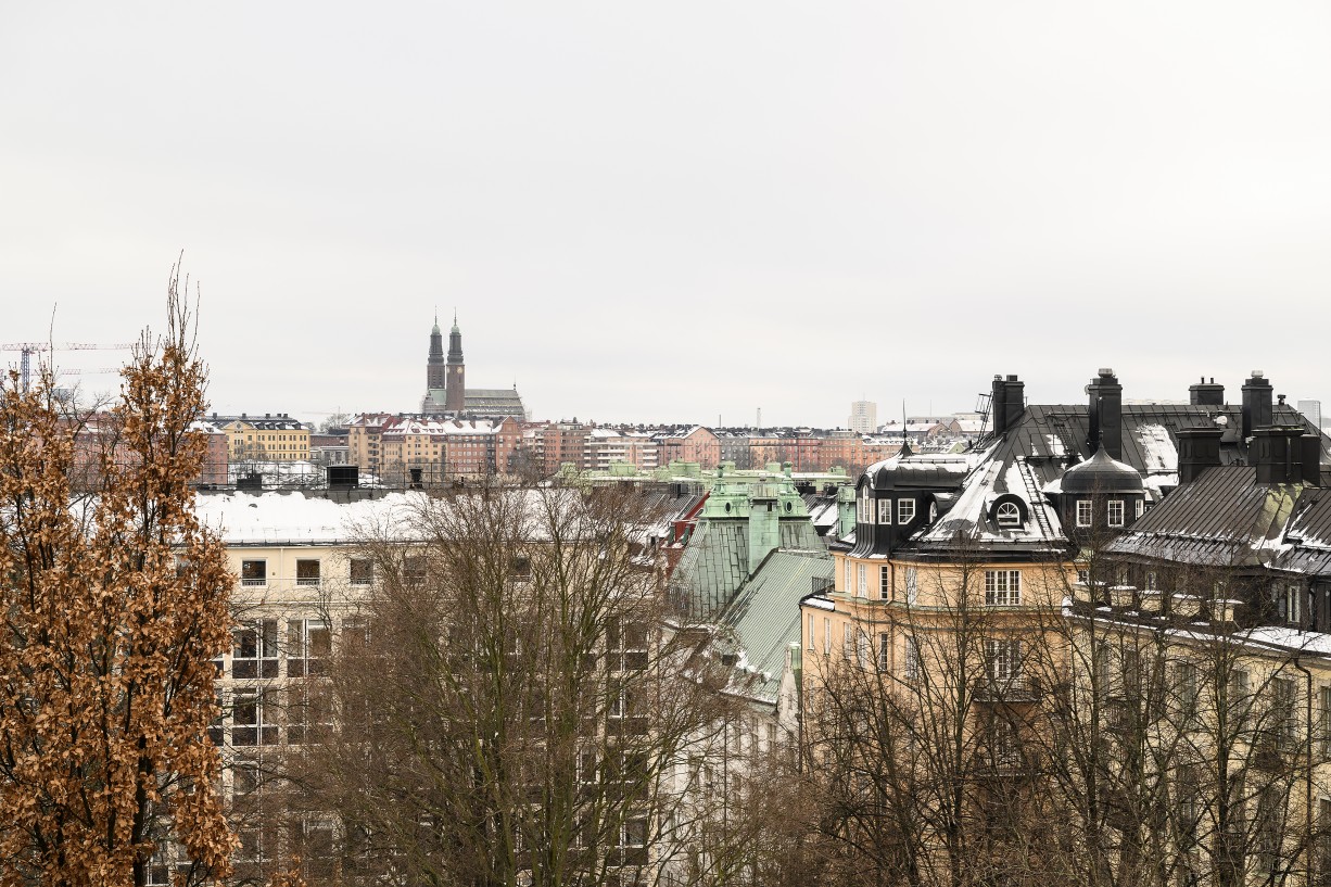 Vy över Kungsholmens takåsar bort till Södermalm Bergsgatan 14, 4tr