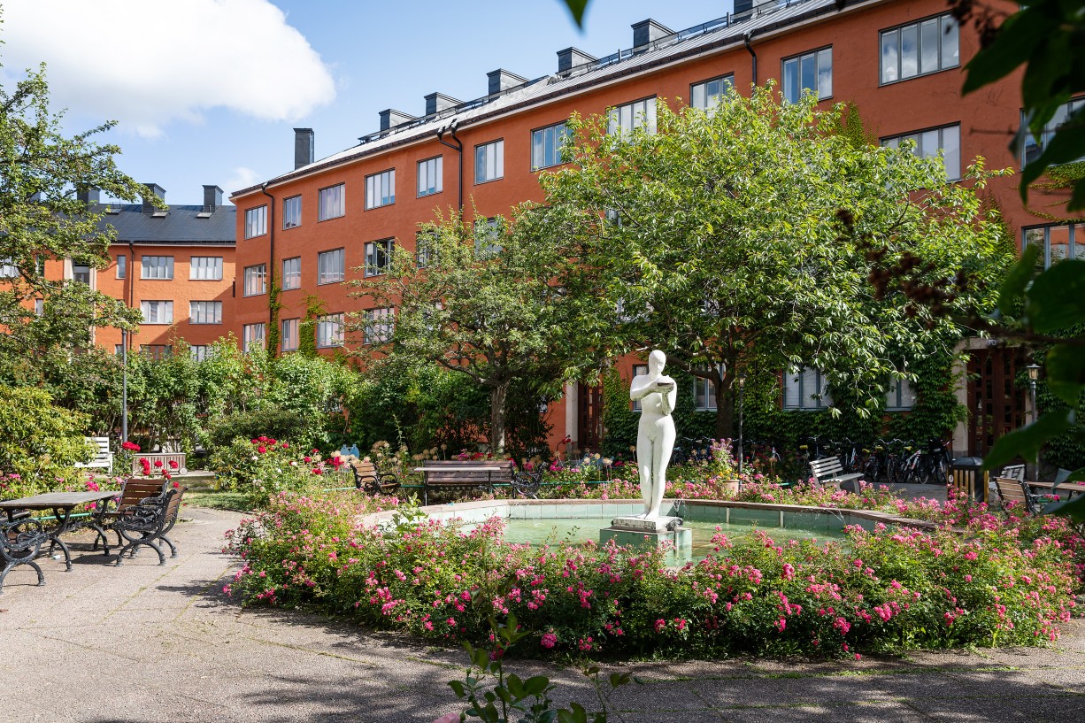 Föreningens oerhört vackra innergård Alströmergatan 32M, 2 tr över gata