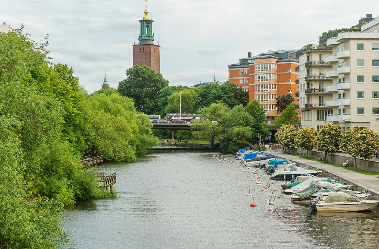 Klara Sjös glittrande vatten och stadshuset Polhemsgatan 34