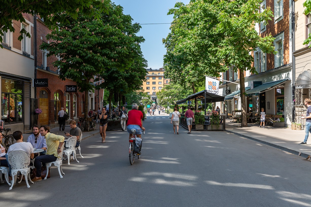 Här bor man nära Mariatorget och Swedenborgsgatan som sommartid är gågata Rosenlundsgatan 18, 1 tr