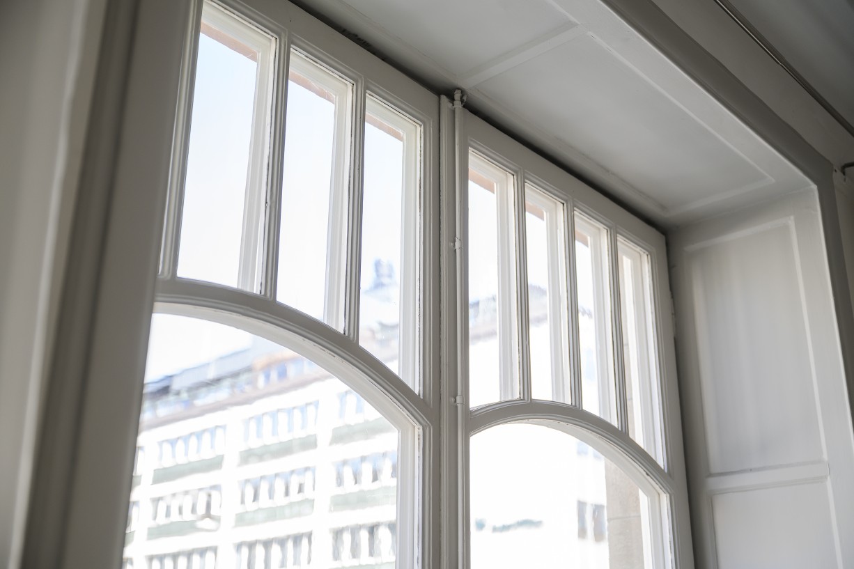 Stort och vackert fönster i tidtypiskt utförande Ynglingagatan 17