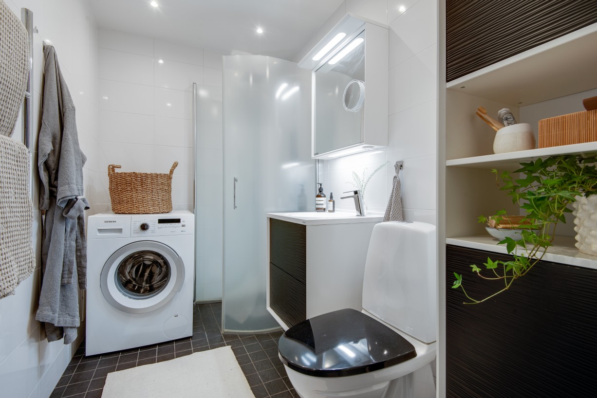 Helkaklat badrum med tvättmaskin, infällda spotlights och golvvärme Fleminggatan 53, 2tr