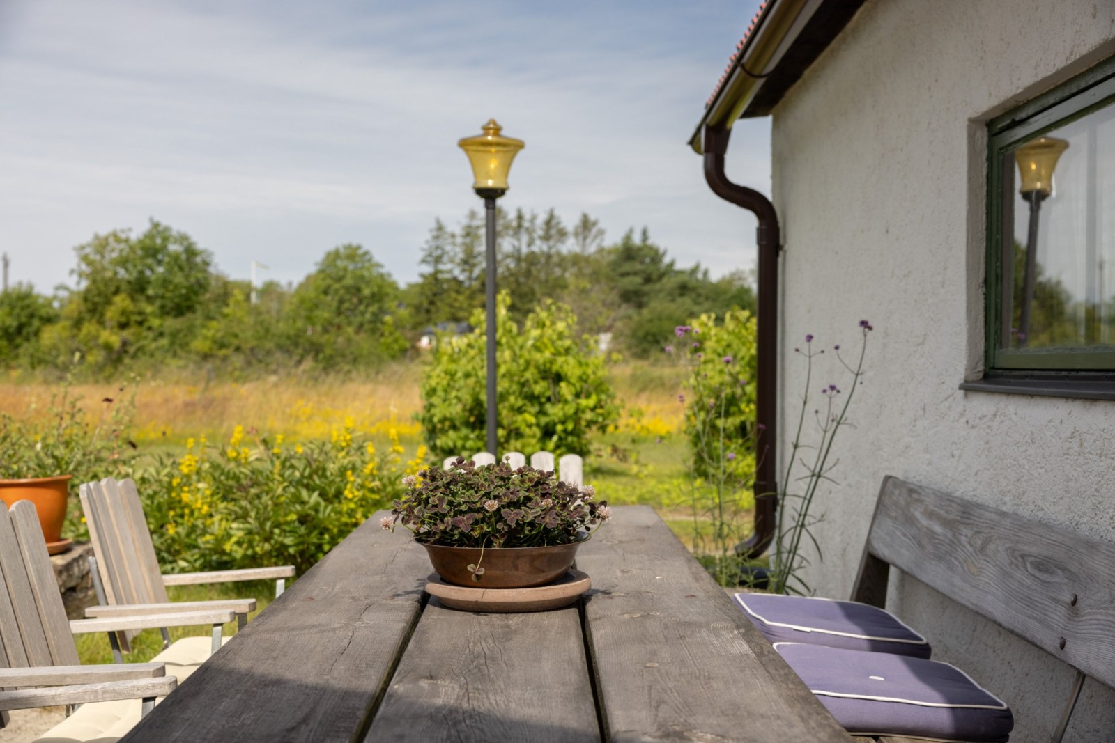 Den fina och skyddade uteplatsen mellan huvudbyggnad och garage Grötlingbo Sigsarve 505