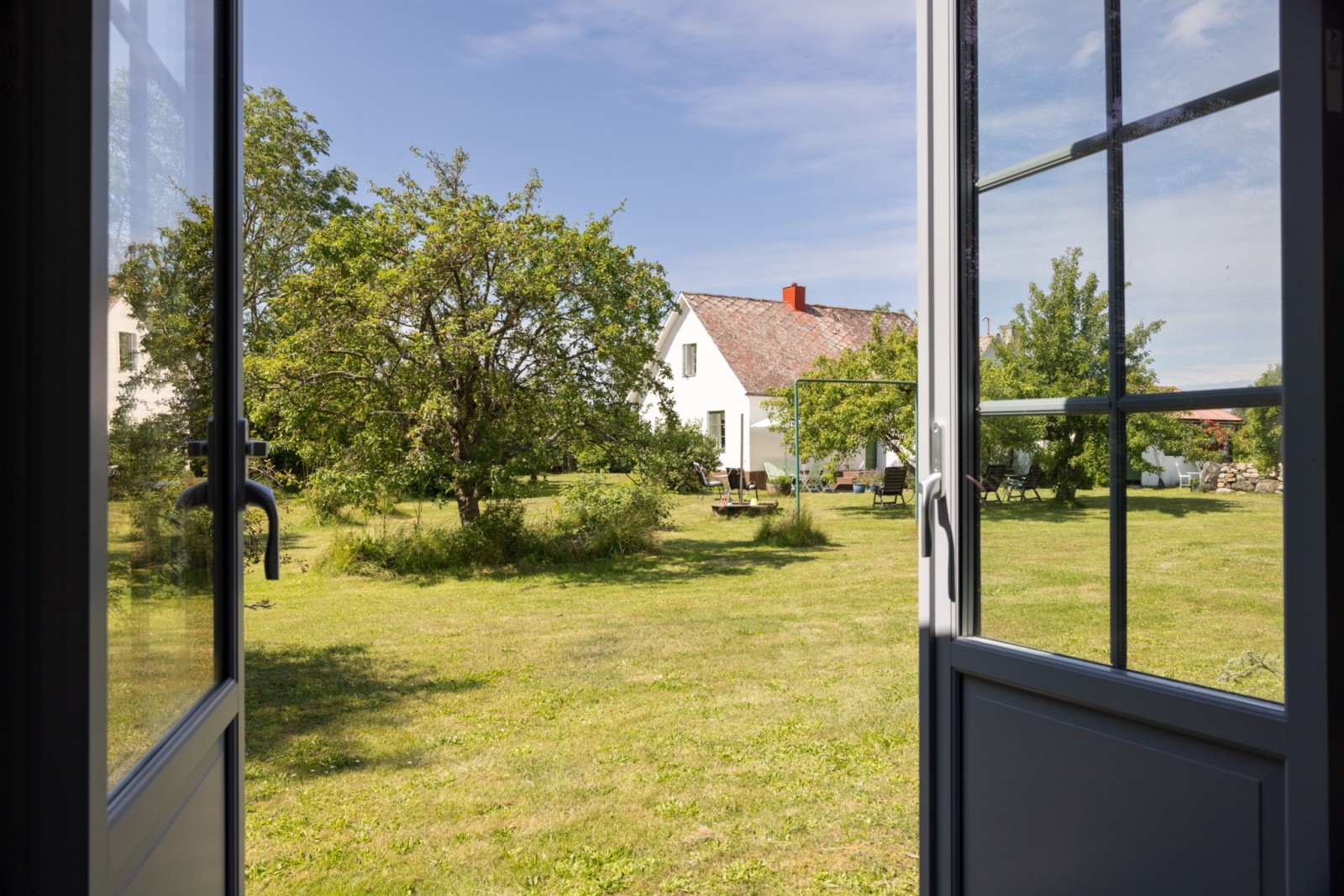 Gästhuset, vy från hallen mot stora huset Grötlingbo Sigsarve 505