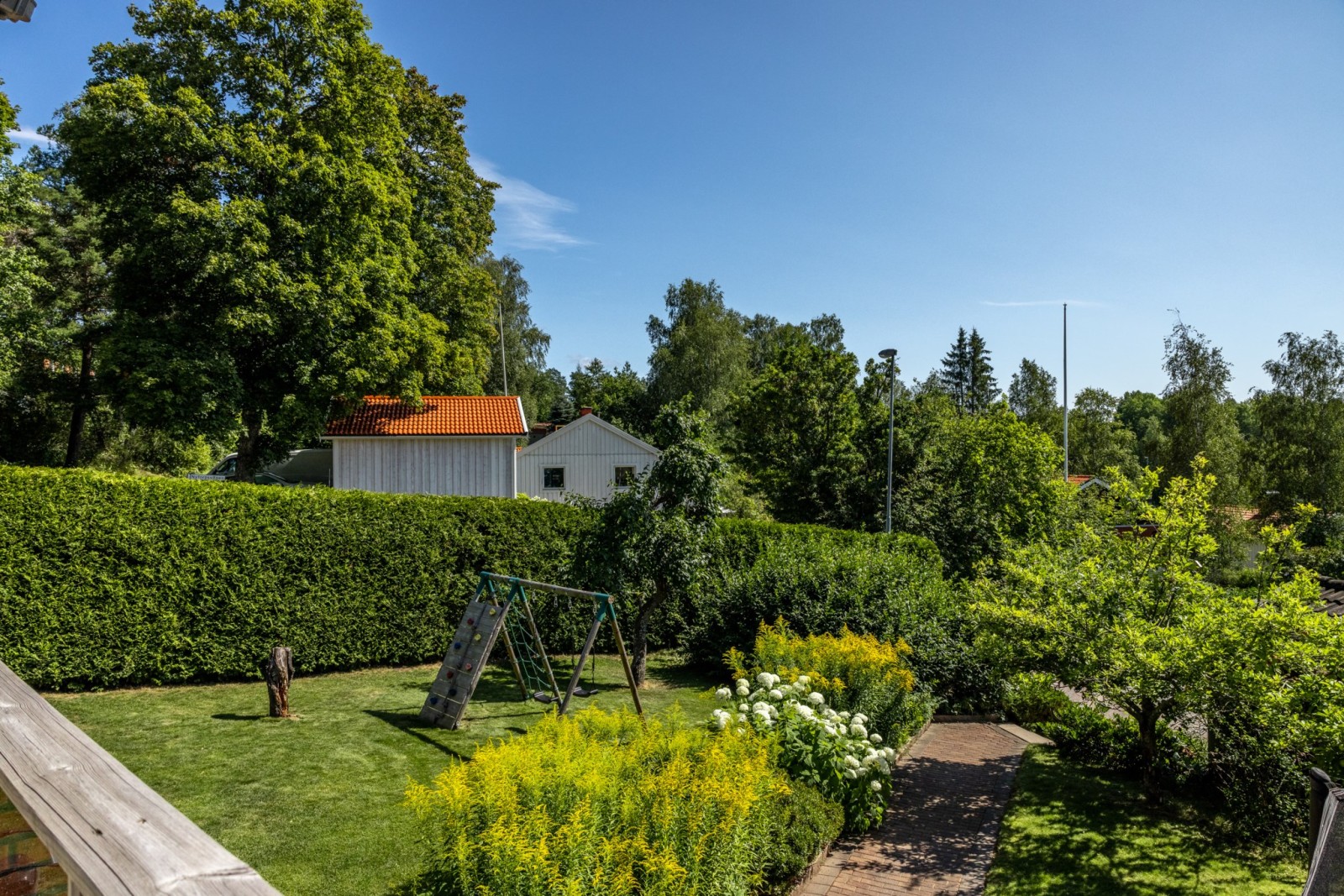 Trädgårdsvy på framsida Nytorpsvägen 9