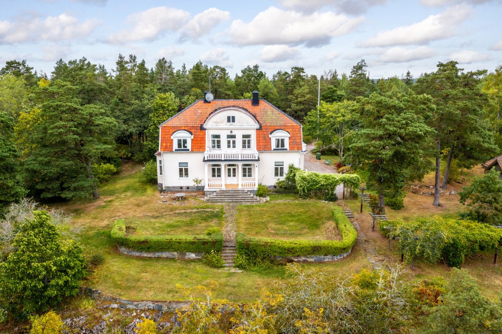 Huset sett från södra sidan mot sjön Uttran Barrtorpsvägen 9