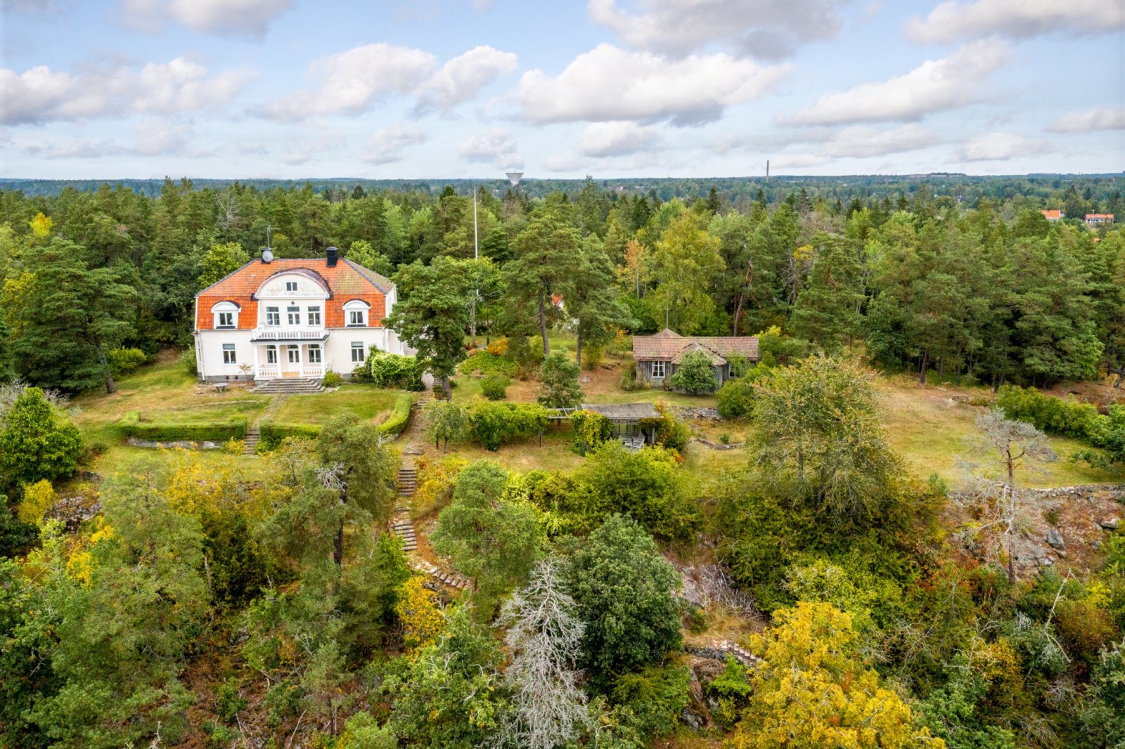 Huset sett från södra sidan mot sjön Uttran Barrtorpsvägen 9