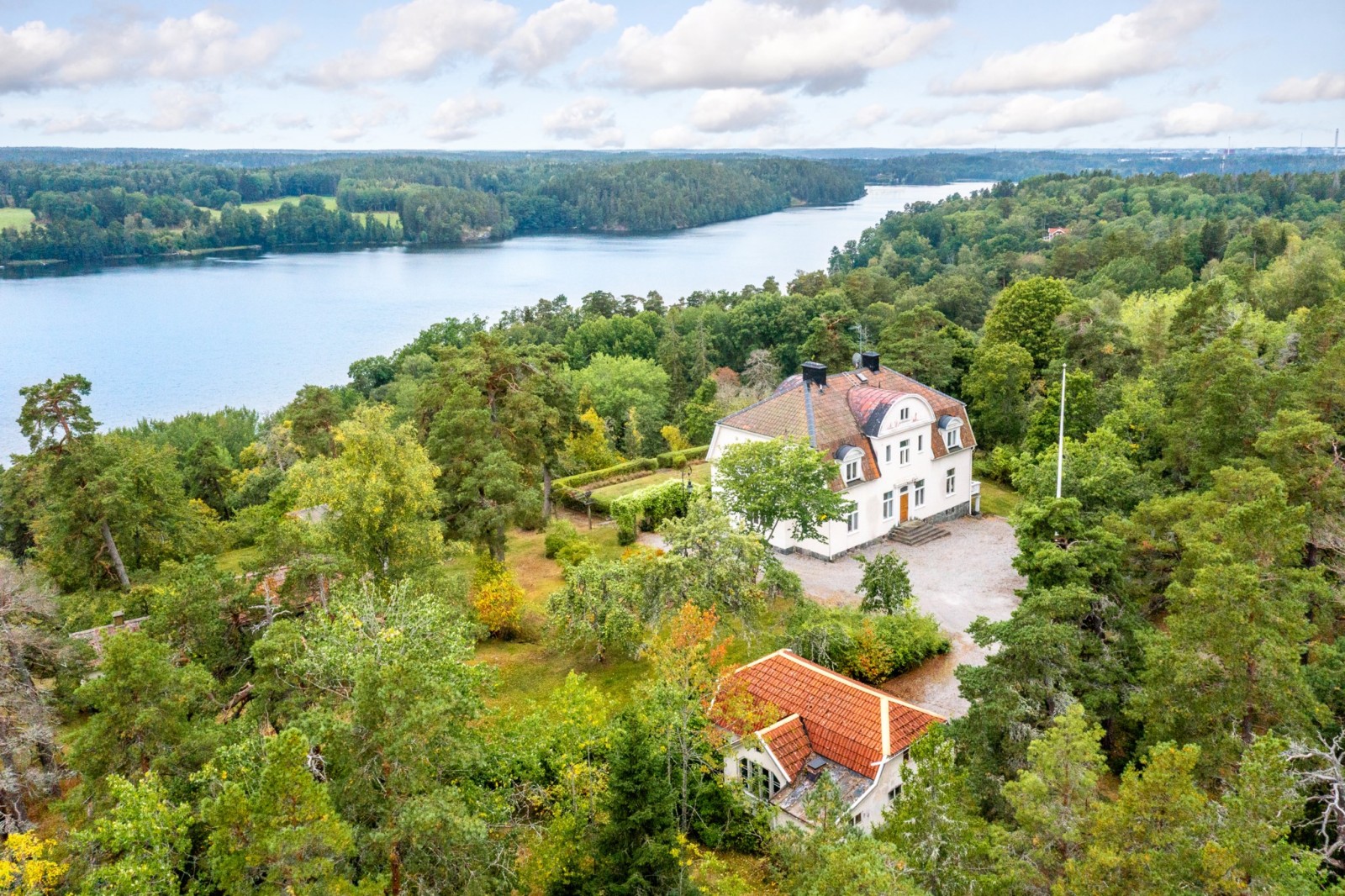 Höjdfoto över fastigheten och sjön Uttran Barrtorpsvägen 9