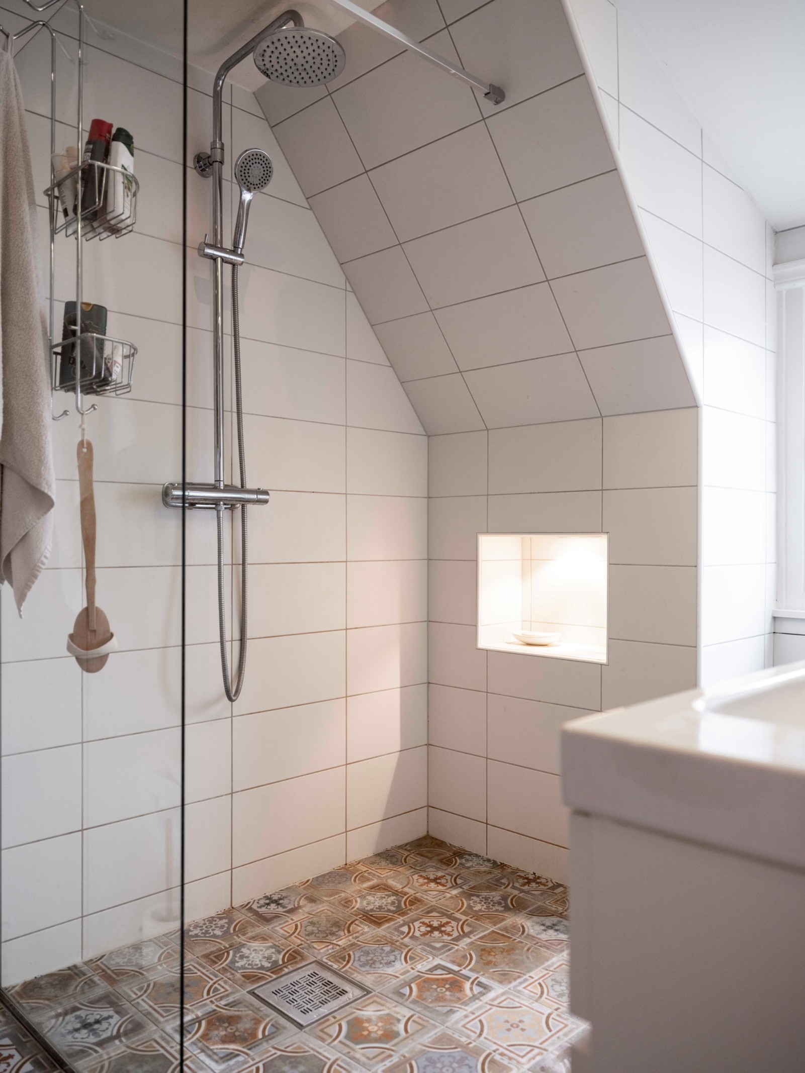 Övre plan: Badrum med wc, dubbla handfat och dusch.  Tranhusgatan 40