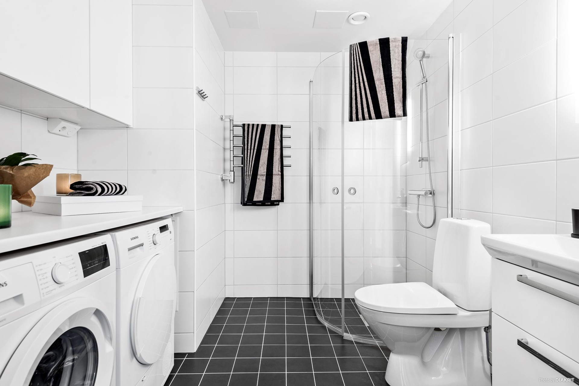 Stilrent helkaklat badrum med egen tvättavdelning