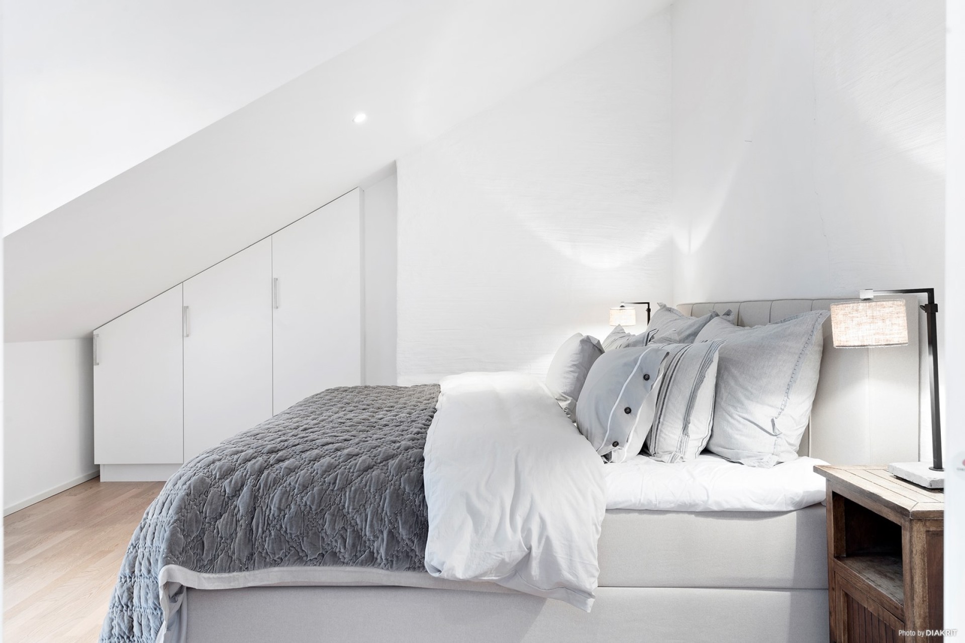Rofyllt sovrum med platsbyggda garderober