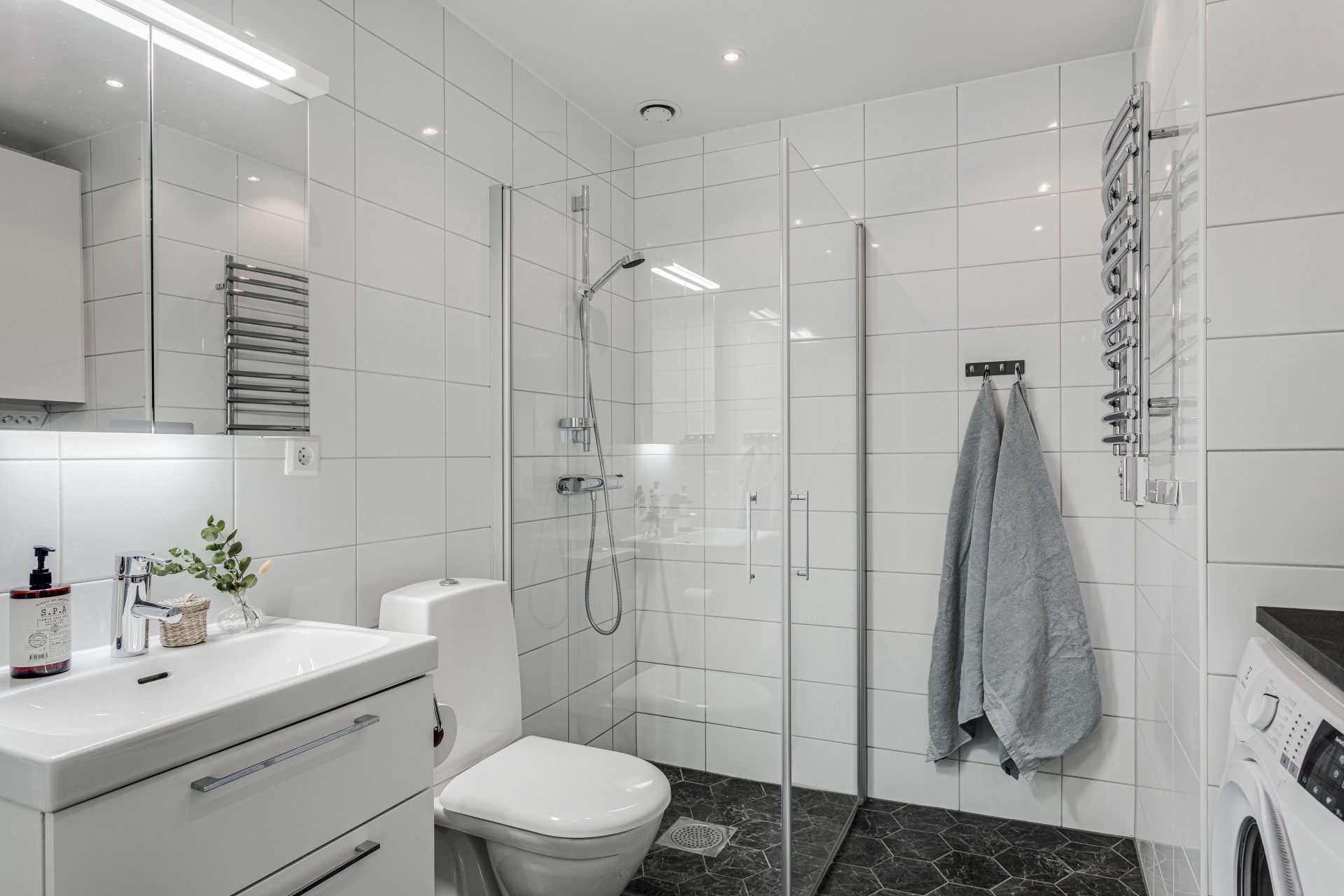 Spotlights, handdukstork & djup kommod är några av tillvalen i badrummet. Gustaf Dalénsgatan 3D-26