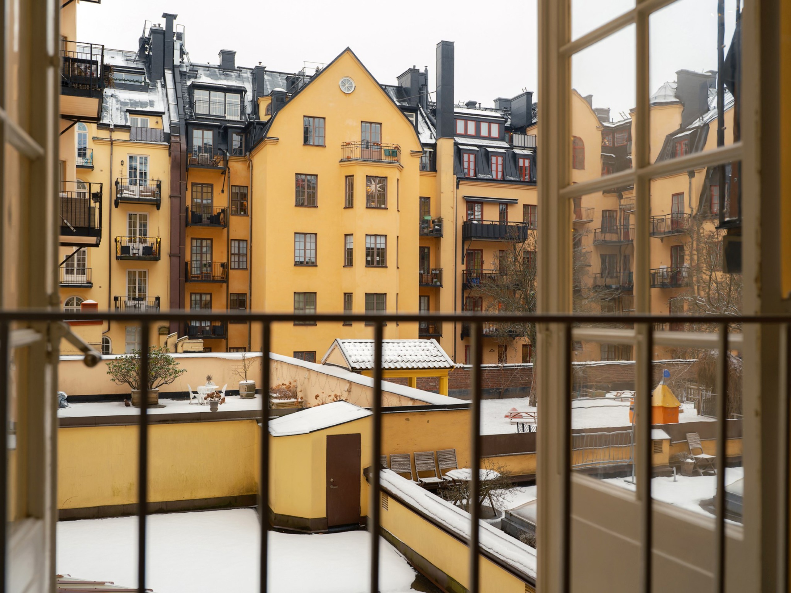 Fransk balkong i trapphus och vy mot innergård Birger Jarlsgatan 79