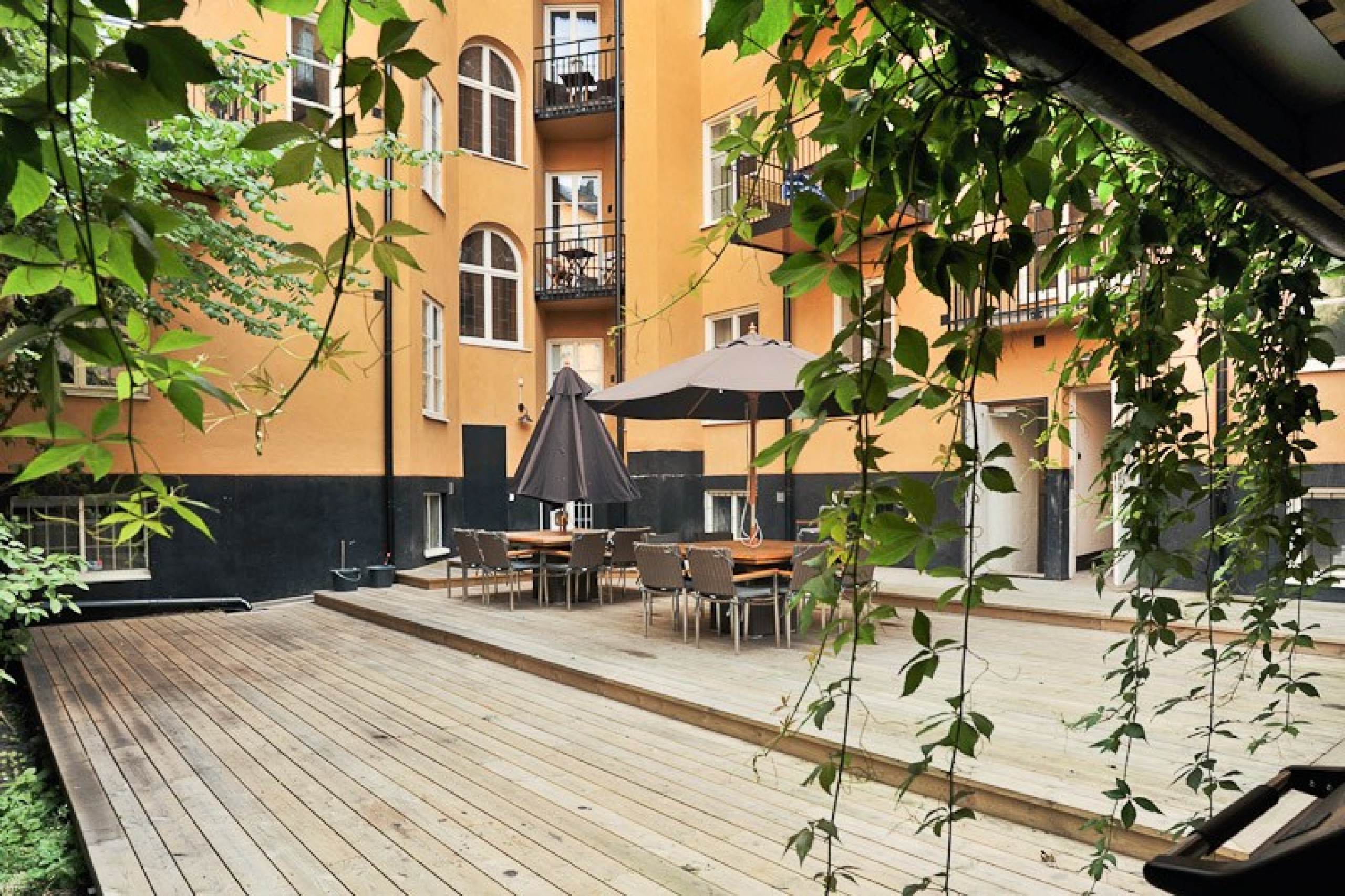 Innergård med trädäck, grill och utemöbler Frejgatan 22, bv