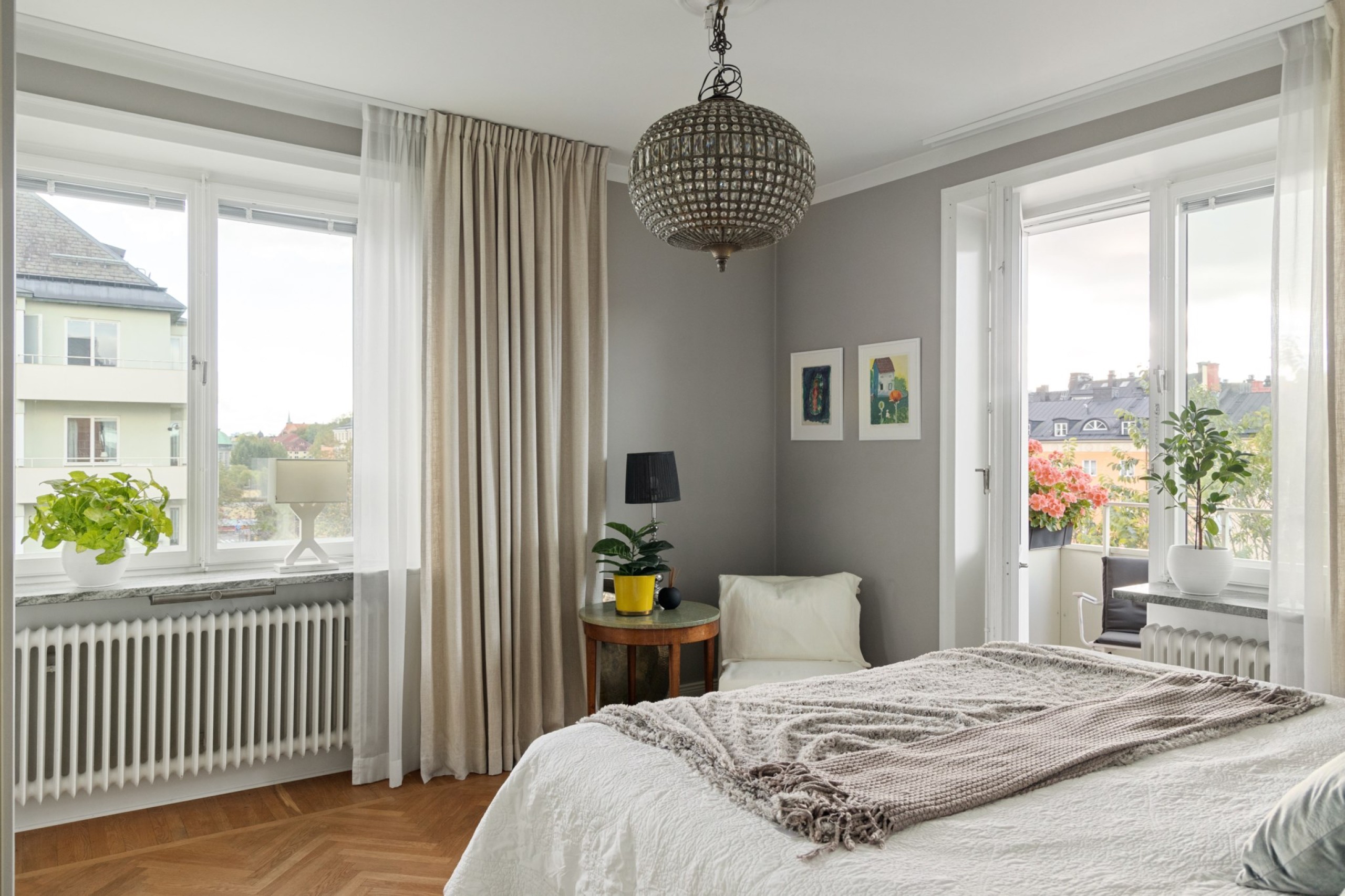 Master bedroom med fönster i två väderstreck Sveavägen 136, 5 tr